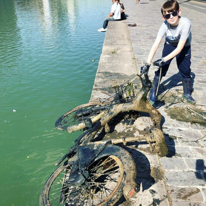 Peuqeño que limpió el río Senna con imanes