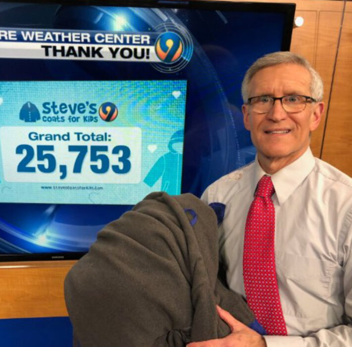 Steve Undelson, meteorólogo de Channel 9 Family Focus realizando un conteo de su campaña Steve’s Coats for Kids