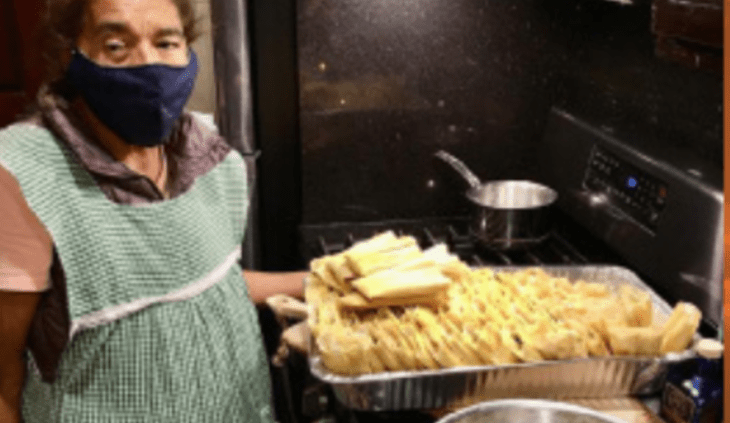 Margarita Montañez preparando los tamales para el personal médico