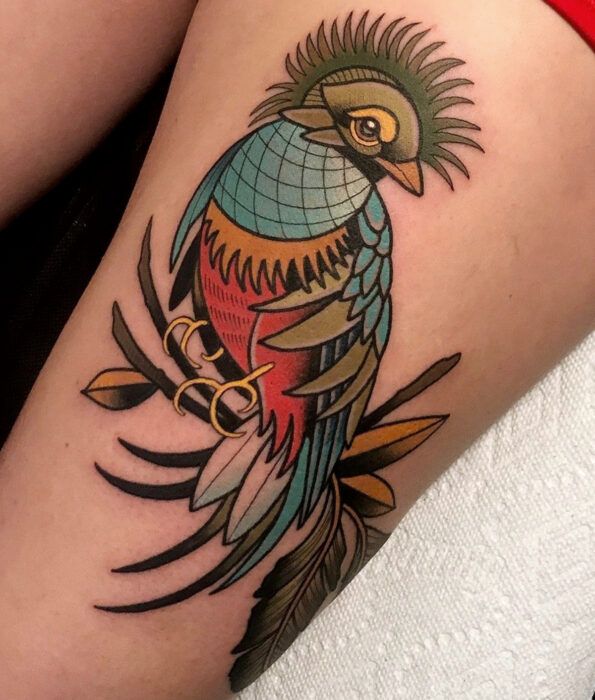 Tatuaje bonito y femenino de ave en la pierna, pájaro quetzal