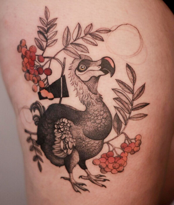 Tatuaje bonito y femenino de ave en las costillas, pájaro dodo 