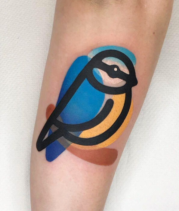 Tatuaje bonito y femenino de ave en el brazo, pájaro viuvá azul con el pecho amarillo