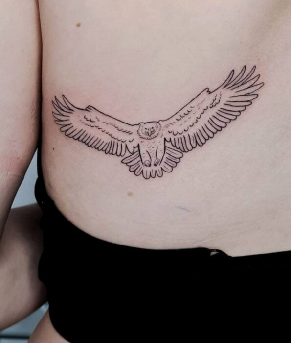 Tatuaje bonito y femenino de ave en la espalda, silueta de pájaro águila volando