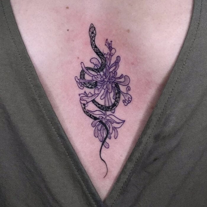 Tatuajes bonitos, pequeños y femeninos; tatuaje de serpiente con flor en el pecho
