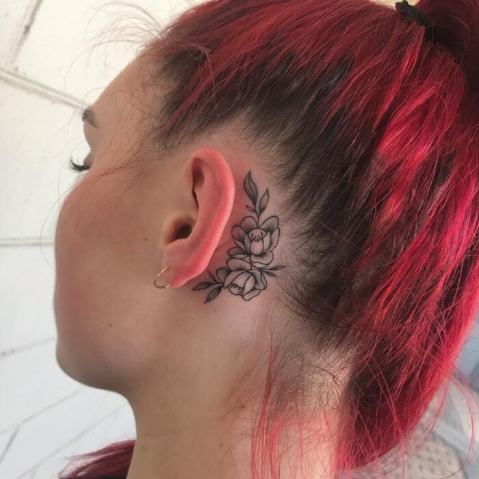 Tatuajes bonitos, pequeños y femeninos; tatuaje de flores detrás de la oreja