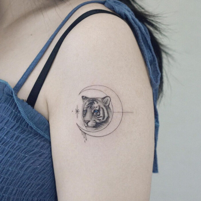 Tatuajes bonitos, pequeños y femeninos; tatuaje de tigre con Luna en en hombro