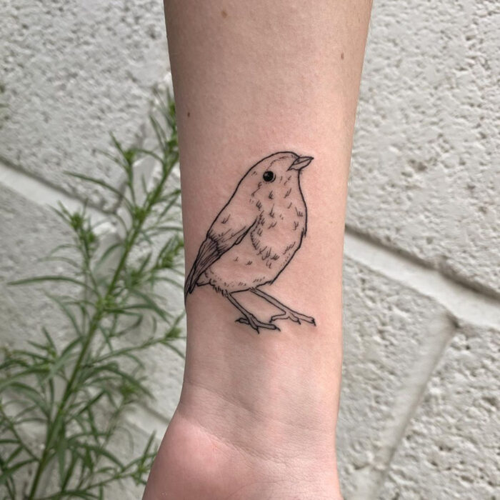 Tatuajes bonitos, pequeños y femeninos; tatuaje de pájaro en la muñeca