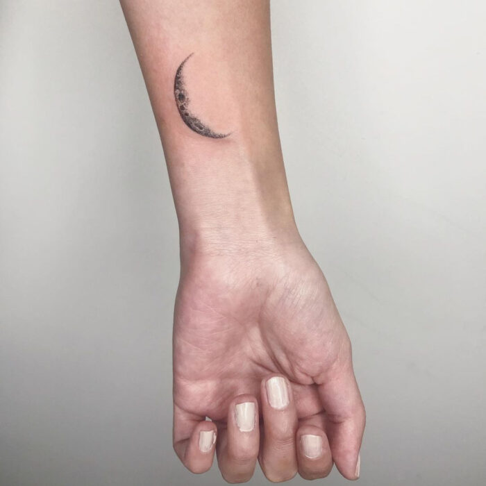 Tatuajes bonitos, pequeños y femeninos; tatuaje de Luna en cuarto menguante en la muñeca