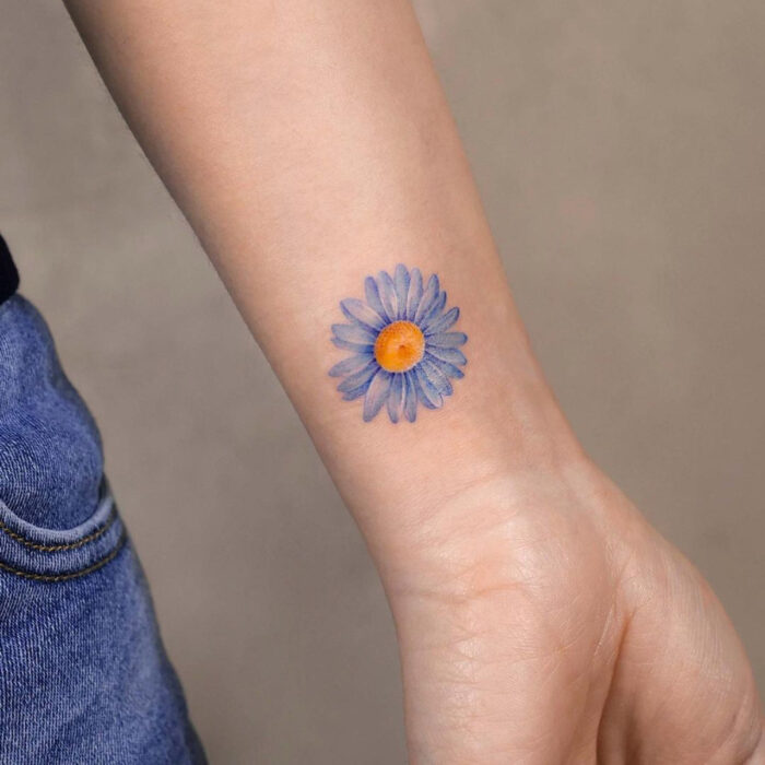 Tatuajes bonitos, pequeños y femeninos; tatuaje de flor en la muñeca