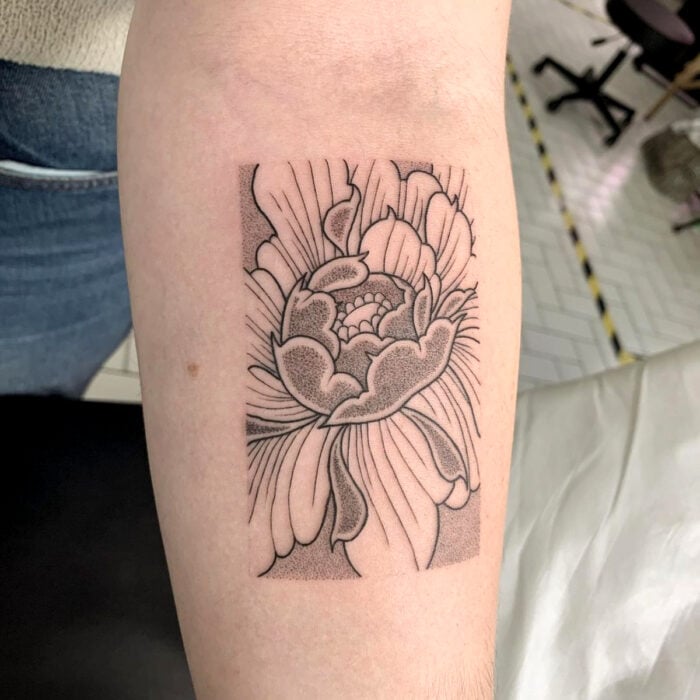 Tatuajes bonitos, pequeños y femeninos; tatuaje de flor japonesa en puntillismo en el brazo