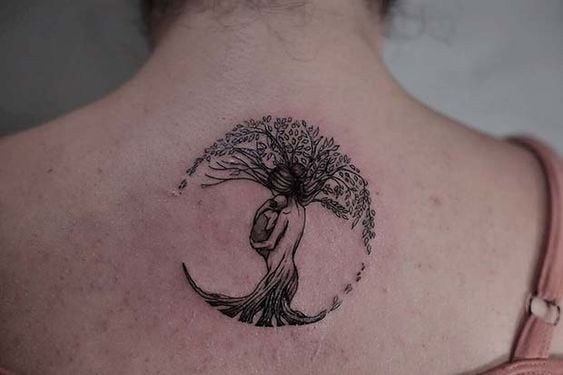 Tatuaje en la espalda de el árbol de la vida