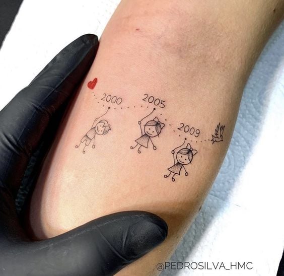 Tatuaje en el brazo de tres niñas 