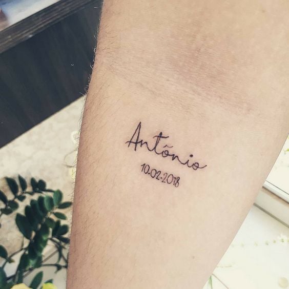 Tatuaje en el brazo de nombres y fecha de hijos