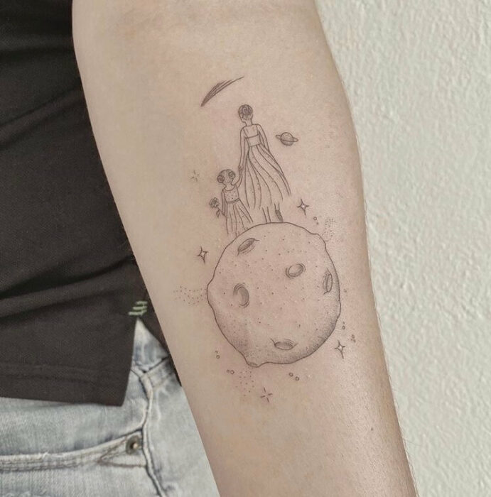 Tatuaje madre e hija caminando por la luna