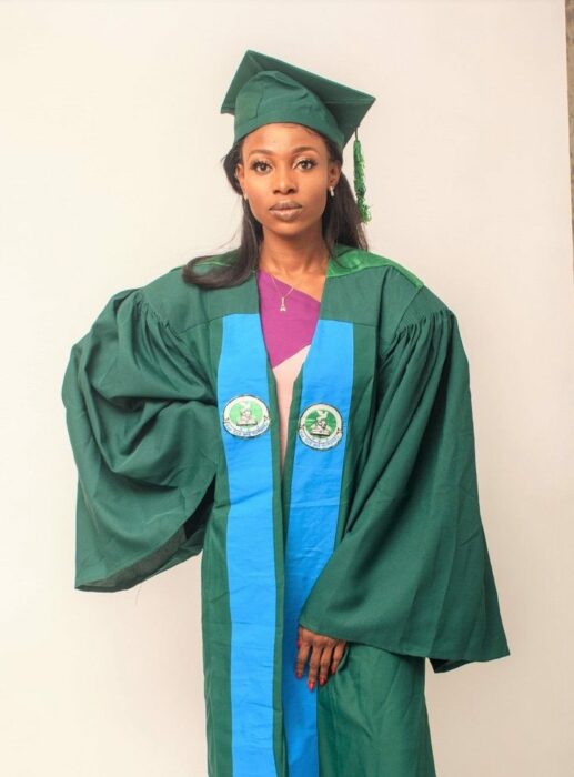 Chica usando toga verde para su graduación; Vivía en edificios sin terminar, no tenía recursos, pero logró graduarse con honores