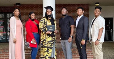 Madre e hijo se gradúan juntos de la universidad; nunca es tarde para cumplir los sueños