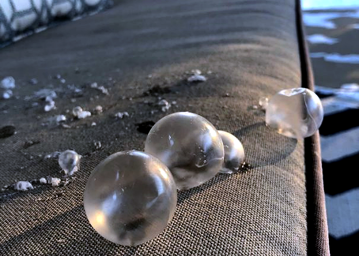 burbujas en un sofá, congeladas por el frío