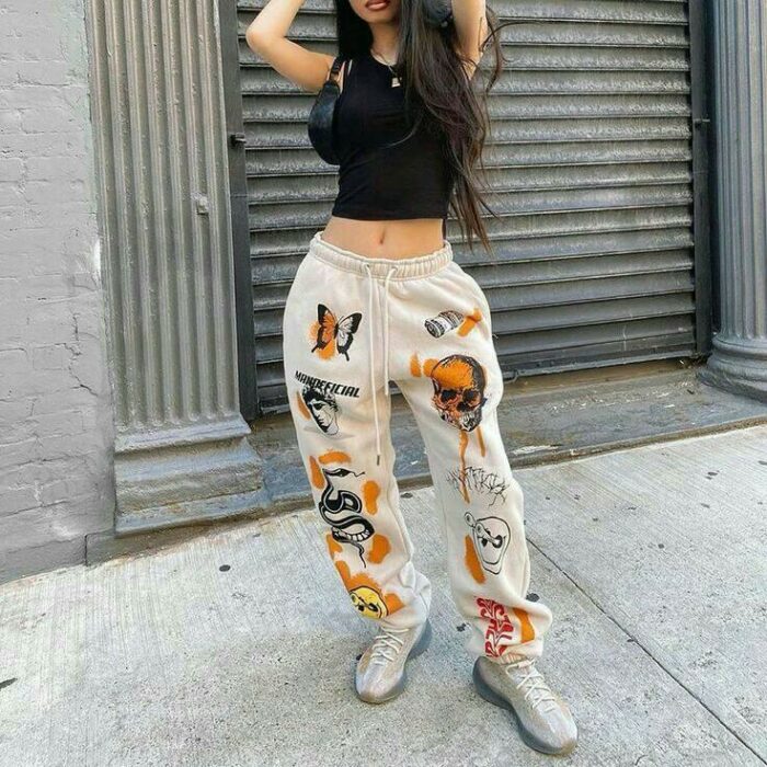 Chica con pantalones holgados, estampado con calaveras; 13 Ideas para usar pantalones holgados sin perder el estilo