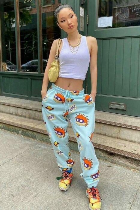 chica con pantalones holgados y estampados de Rugrats; 13 Ideas para usar pantalones holgados sin perder el estilo