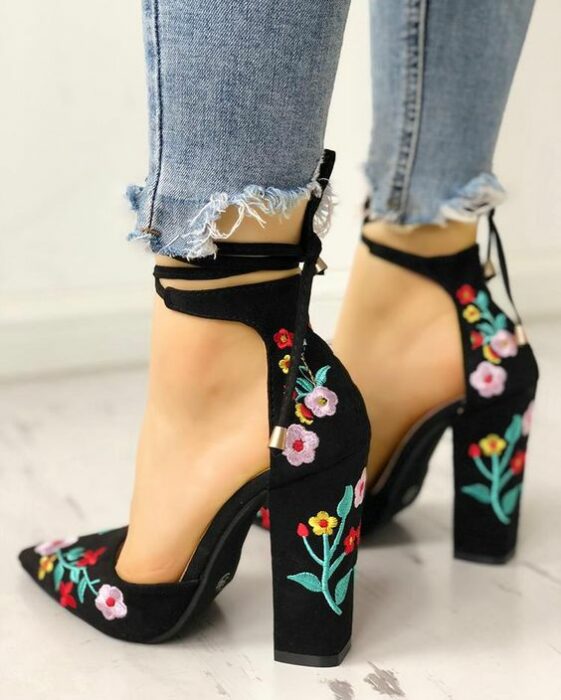 chica con zapatos altos bordaos con flores en tonos pastel; 13 Zapatos bordados que te gustaría tener en tu guardarropa