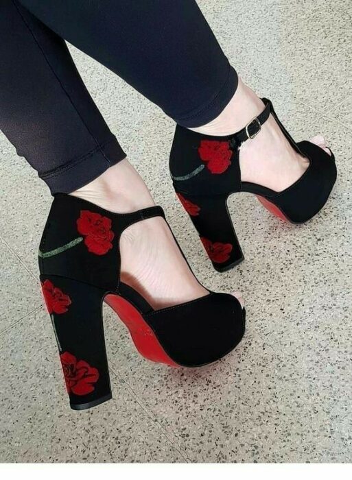 chica con zapatos altos, bordados de la parte trasera con rosas rojas; 3 Zapatos bordados que te gustaría tener en tu guardarropa