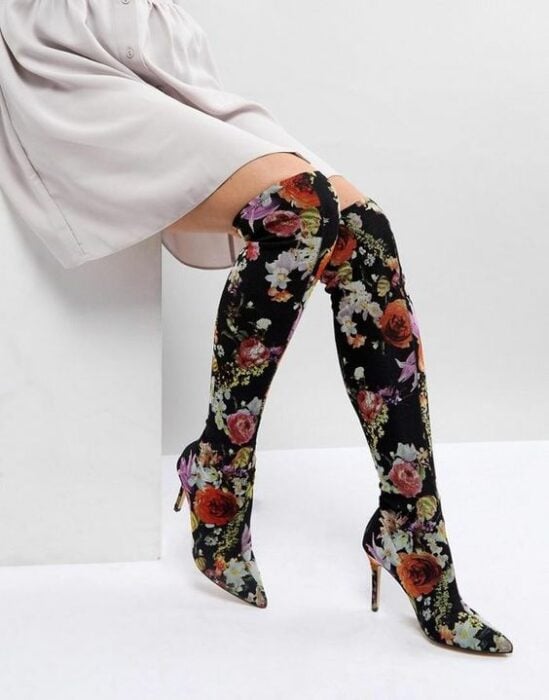 chica con botas largas y bordados a flores; 13 Zapatos bordados que te gustaría tener en tu guardarropa