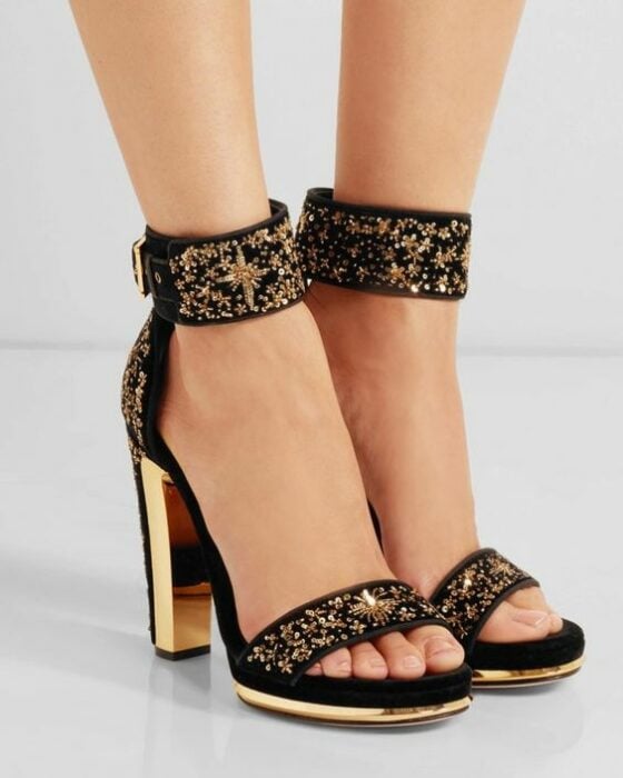 sandalias altas, negras, con bordados en colores dorados; 13 Zapatos bordados que te gustaría tener en tu guardarropa