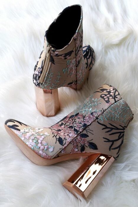 botas en color rosa pastel con bordados de flores; 13 Zapatos bordados que te gustaría tener en tu guardarropa