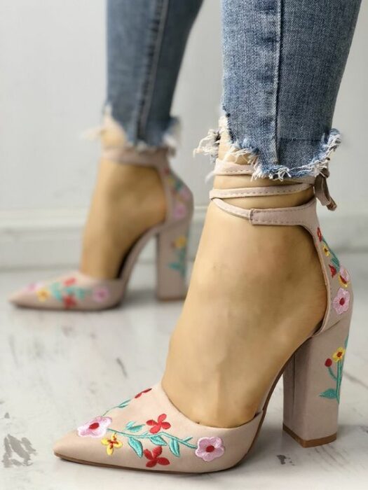 chica con zapatos de tacón alto, bordado con flores en tonos rosas, cintillas al tobillo; 3 Zapatos bordados que te gustaría tener en tu guardarropa