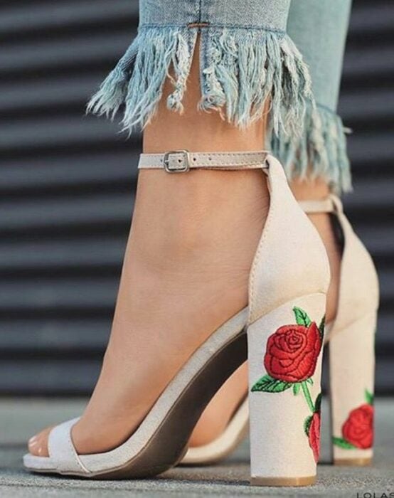 chica con zapatos abiertos, altos en color beige, bordados con rosas rojas; 13 Zapatos bordados que te gustaría tener en tu guardarropa