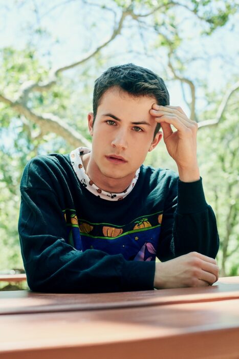 Dylan Minnette posando para una foto en un jardín