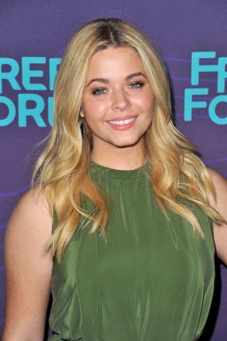 Sasha Pieterse durante una entrega de premios llevando un vestido verde militar