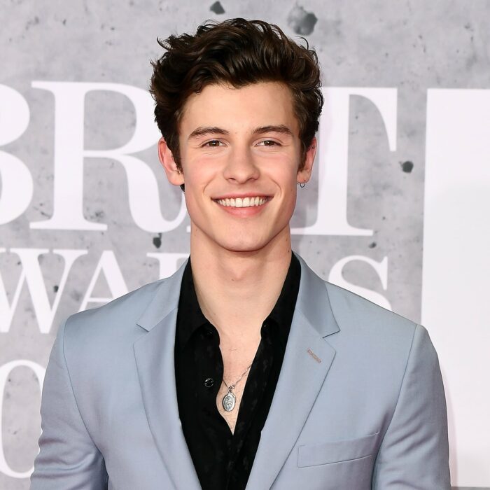 Shawn Mendes durante una entrega de premios llevando traje sastre en color plata