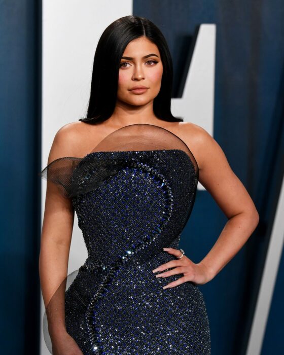 Kylie Jenner durante una entrega de premios llevando un vestido de noche de corte sirena