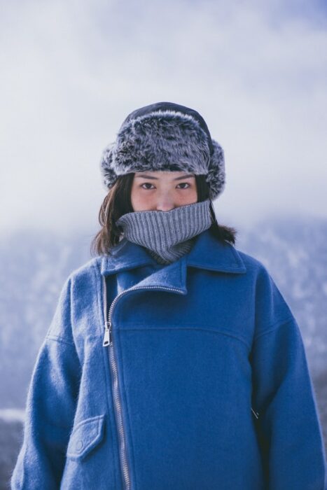 Chica usando prendas de invierno en invierno