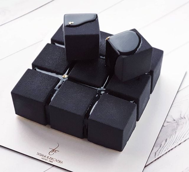 Pastel en forma de cubos con betún de chocolate y en color negro