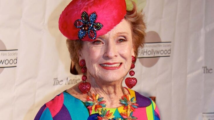 Actriz Cloris Leachman usando un atuendo colorido