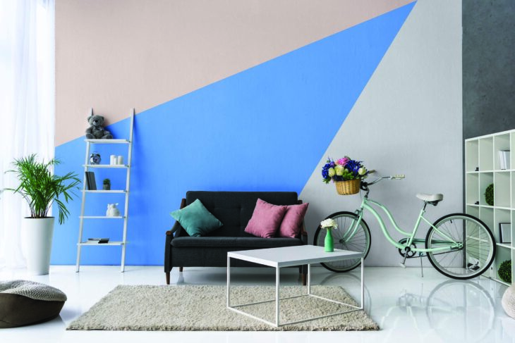 Pared pintada en tonos neutros en colores azul cielo gris y rosa pálido estilo minimalista romántico