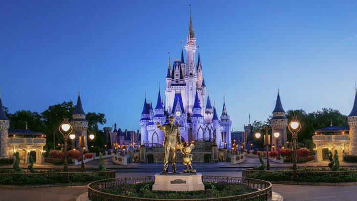 entrada al parque temático de Disney World; Disney World pone sus boletos a mitad de precio; quieren recuperarse de la crisis