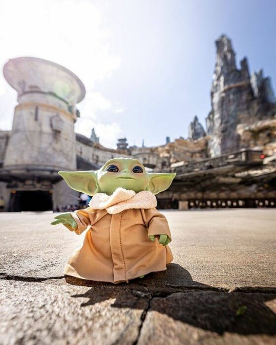 Muñeco de Baby Yoda en el parque de diversiones de Disney World; Disney World pone sus boletos a mitad de precio; quieren recuperarse de la crisis