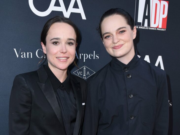 Elliot Page y Emma Portner posando juntas durante una alfombra roja