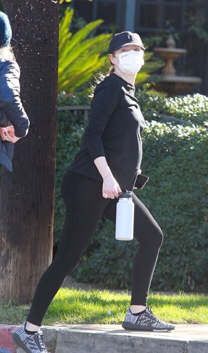 Emma Stone dando una caminata