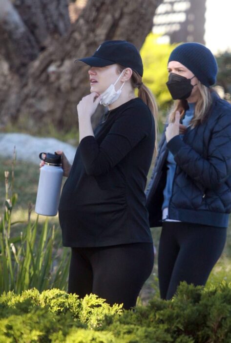 Emma Stone y su amiga bebiendo agua