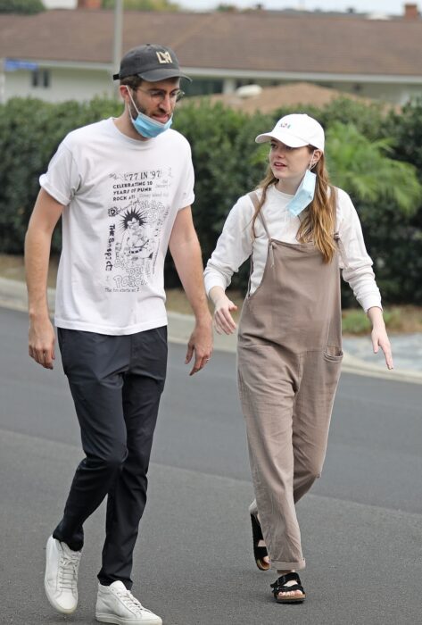 Emma Stone y su esposo Dave McCary dando una caminata