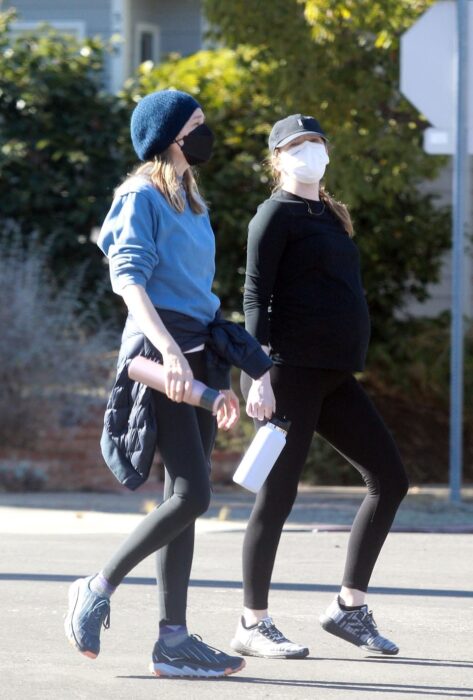 Emma Stone y una amiga dando una caminata