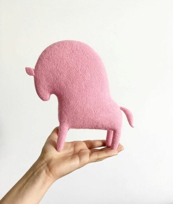 Figurilla de fieltro en forma de un caballo color rosa