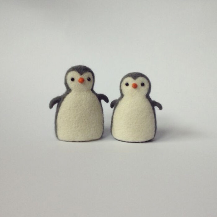 Figurilla de fieltro en forma de pingüinos