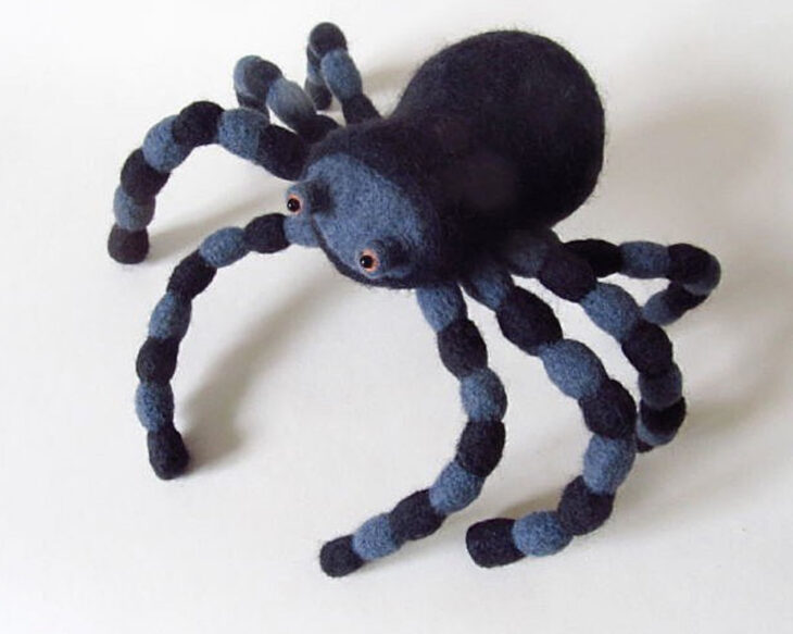 Figurilla de fieltro en forma de tarantula