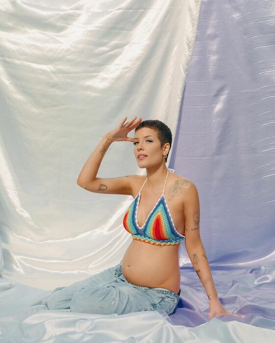 Halsey mostrando su pancita de embarazada