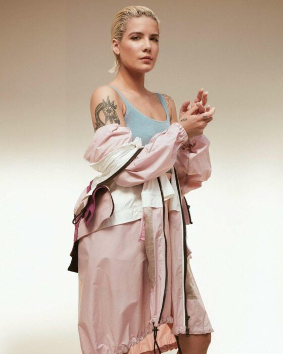 Halsey posando para una sesión de fotos